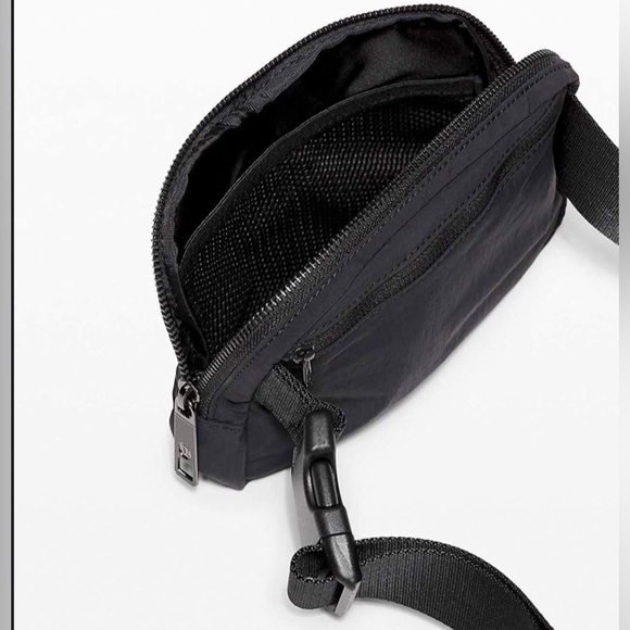 🖤NEW LULULEMON EVERYWHERE BAG 1L - Picture 4 of 6